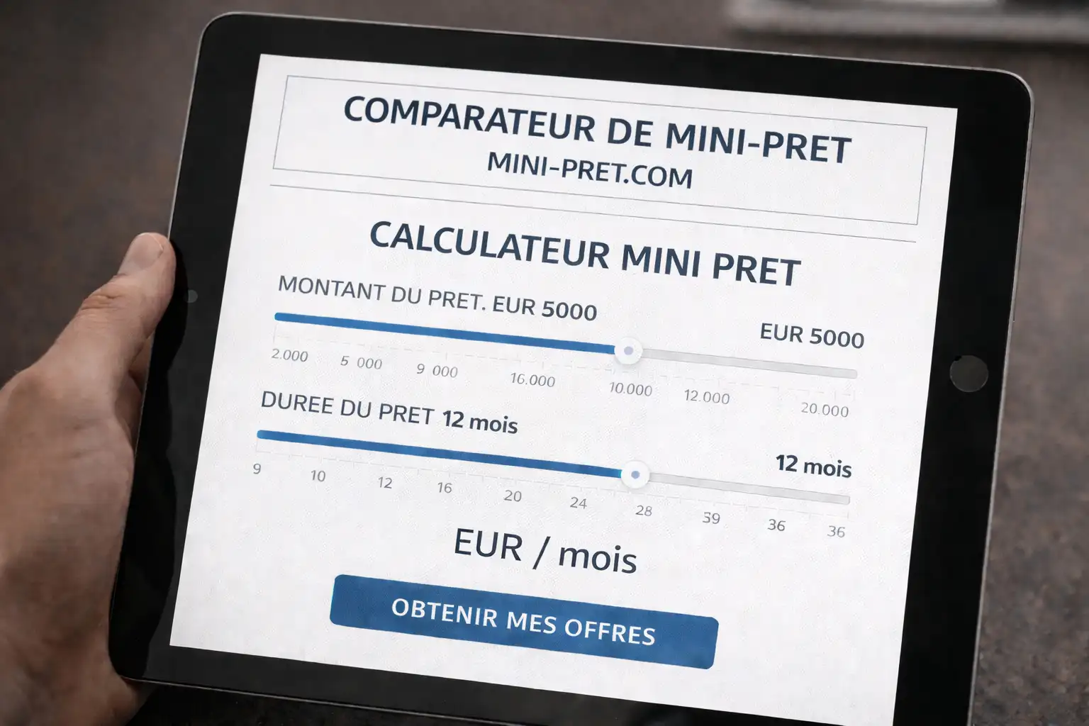 Tableau comparatif et calculatrice sur un bureau