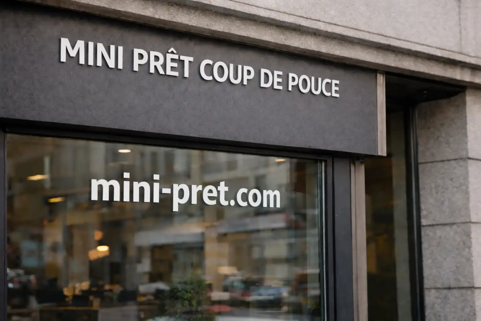 Main tendant un billet à une autre main